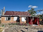 Азовский район, В с. З-Обрыв: дом 62 кв. м в центре, газ, вода в доме, сл. яма, скважина, уч. 28 сот., въезд кр. год, торг.  2