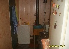 г.Азов, По пер. Красноармейскому : 40 кв. м, в/у, отд. двор и въезд, 3 жилые комн., коридор, кухня, туалет с ванной совм., газ, вода в доме, летняя кухня, 1 комн. с газом, Интернет, сплит, 5 мин. ходьбы от центра и ц. рынка, рядом школа, д/сад, магазины, за 160 2
